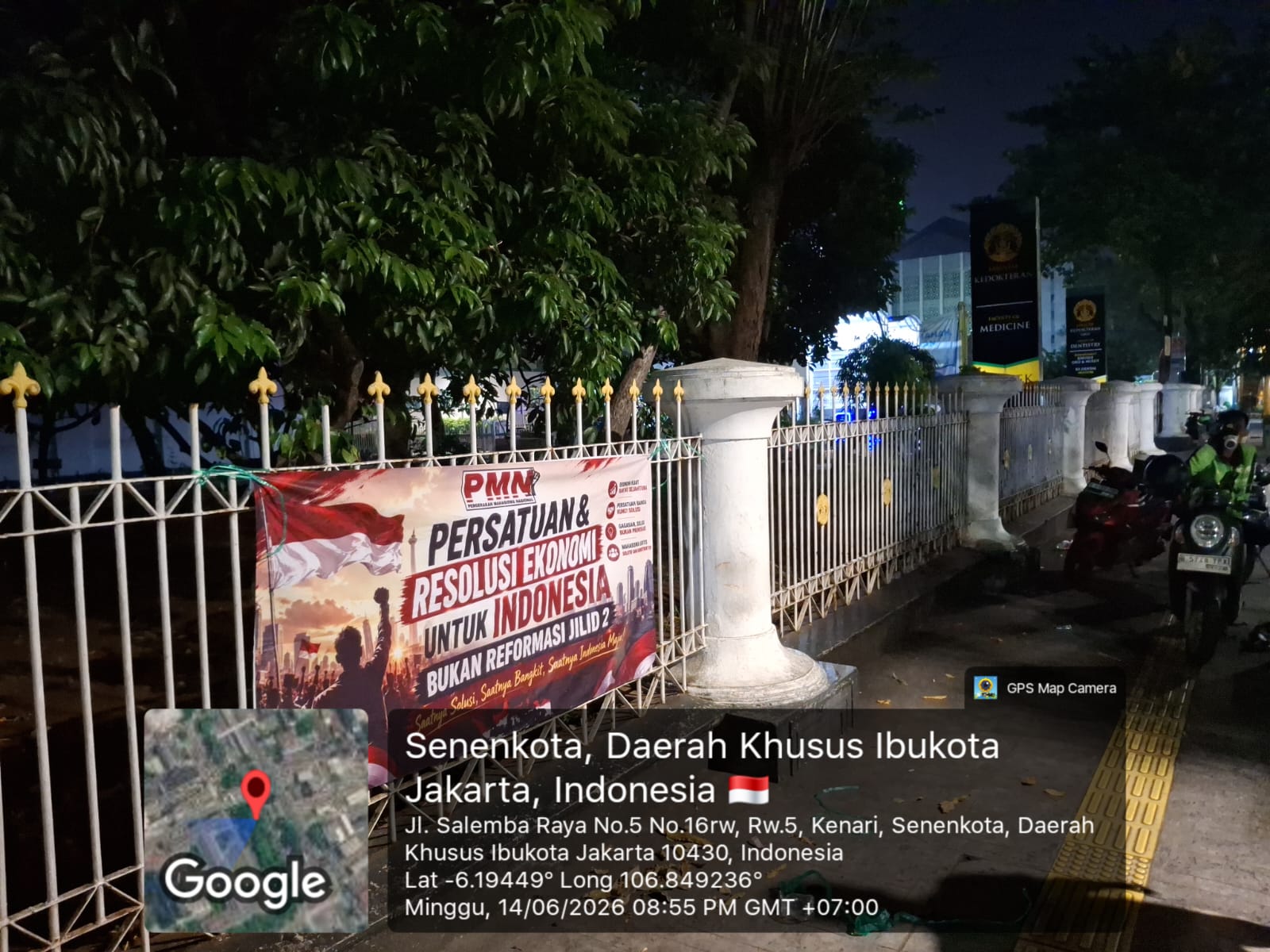 Spanduk PMN Di Depan UI Salemba